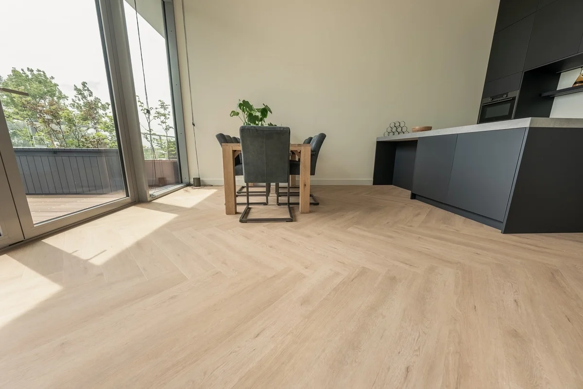 Floer Walvisgraat Click PVC – Gaia Grijsbeige - Afbeelding 25
